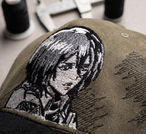 Gorra bordada Mikasa Ackerman - Cállate y observa.